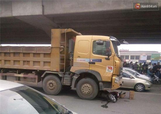 Hà Nội: Cô gái trẻ bị xe tải cán chết thương tâm trên đường Phạm Hùng - Ảnh 1.