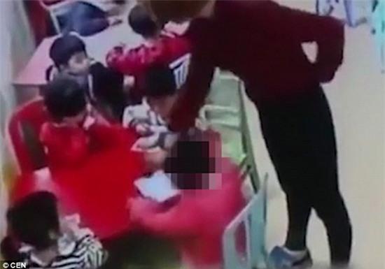 Giáo viên mầm non bị phụ huynh thẳng tay đánh đập vì dám bạo hành học sinh - Ảnh 3.