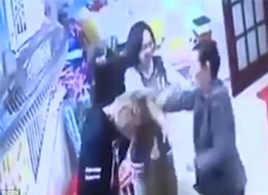 Giáo viên mầm non bị phụ huynh thẳng tay đánh đập vì dám bạo hành học sinh - Ảnh 5.