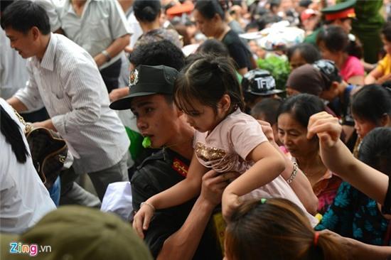 Cuoc giai cuu tre nho trong bien nguoi hon loan o Den Hung hinh anh 16