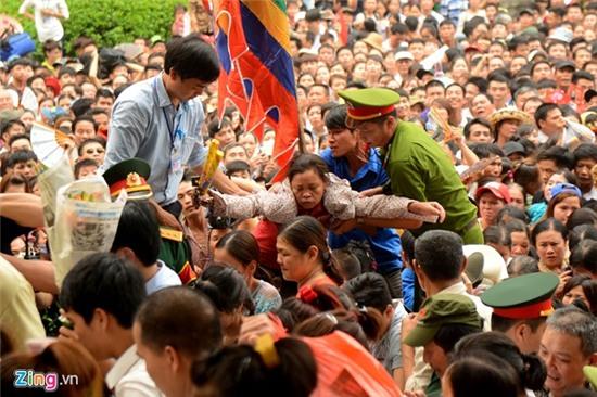 Cuoc giai cuu tre nho trong bien nguoi hon loan o Den Hung hinh anh 17