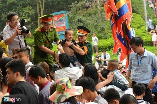 Cuoc giai cuu tre nho trong bien nguoi hon loan o Den Hung hinh anh 18