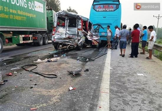 Xe du lịch tông vào xe khách biến dạng hoàn toàn, 11 người nhập viện - Ảnh 1.