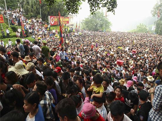 đền Hùng, chen chúc, băng rừng