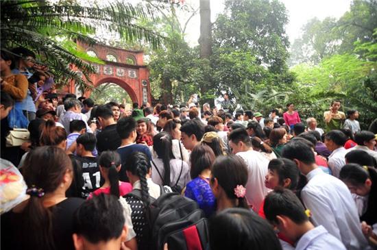 đền Hùng, chen chúc, băng rừng