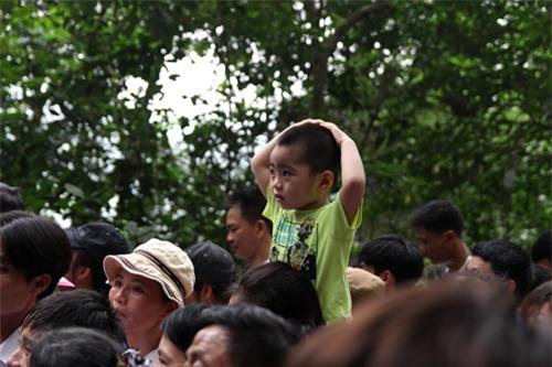 đền Hùng, chen chúc, băng rừng
