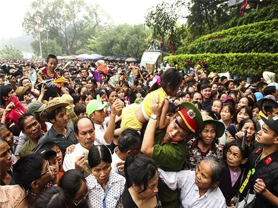 đền Hùng, chen chúc, băng rừng