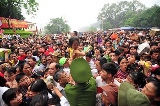 đền Hùng, chen chúc, băng rừng