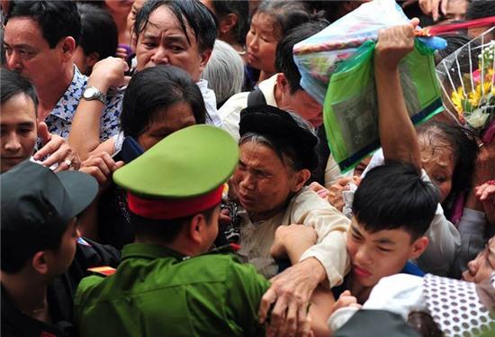 đền Hùng, chen chúc, băng rừng