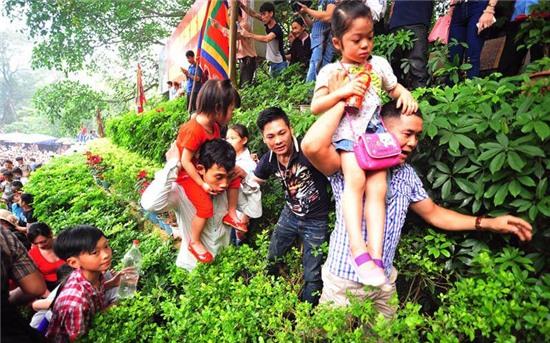 đền Hùng, chen chúc, băng rừng