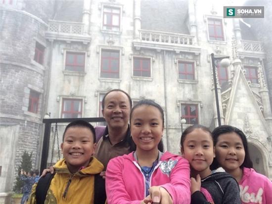 5 bố con nghệ sĩ Đức Hải chụp ảnh tự sướng trong một chuyến du lịch.