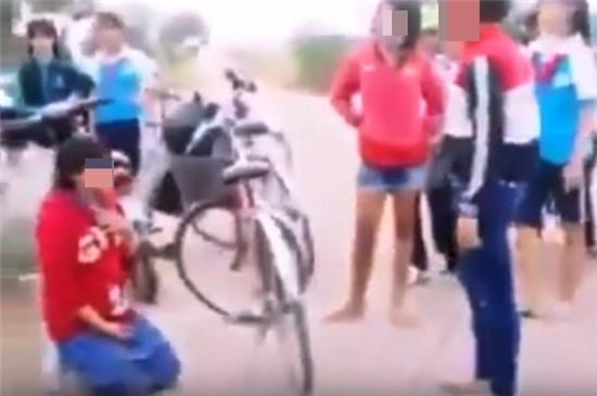 Cô gái uy hiếp cô nữ sinh– sự việc diễn ra ngay giữa đường, có mặt rất nhiều học sinh khác (Ảnh cắt từ clip)