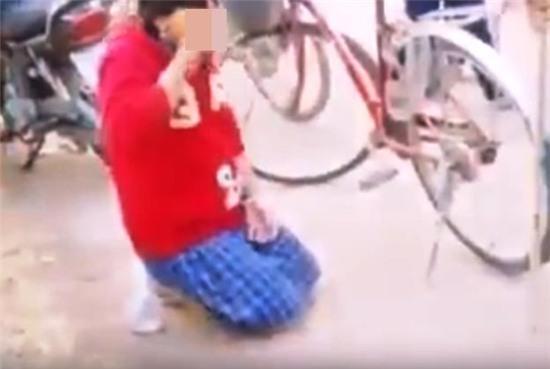 Cô học trò phải quỳ xuống xin lỗi và bốc cát cho vào miệng (Ảnh cắt từ clip)