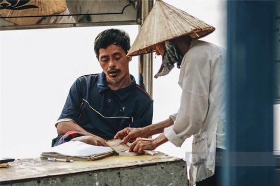 Hà Nội: Người mẹ 86 tuổi một mình bán nước ven hồ Giảng Võ, nuôi con bị bệnh Down - Ảnh 1.