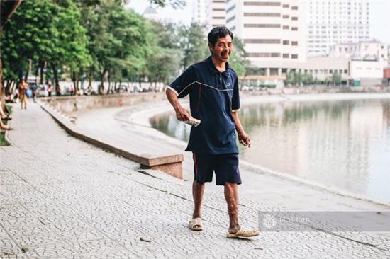 Hà Nội: Người mẹ 86 tuổi một mình bán nước ven hồ Giảng Võ, nuôi con bị bệnh Down - Ảnh 10.