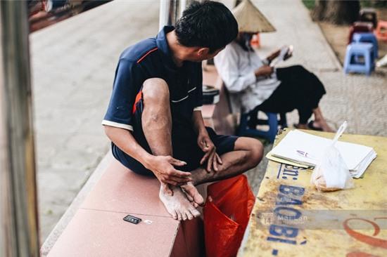 Hà Nội: Người mẹ 86 tuổi một mình bán nước ven hồ Giảng Võ, nuôi con bị bệnh Down - Ảnh 12.