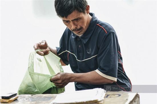 Hà Nội: Người mẹ 86 tuổi một mình bán nước ven hồ Giảng Võ, nuôi con bị bệnh Down - Ảnh 13.