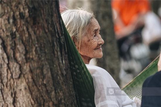 Hà Nội: Người mẹ 86 tuổi một mình bán nước ven hồ Giảng Võ, nuôi con bị bệnh Down - Ảnh 14.