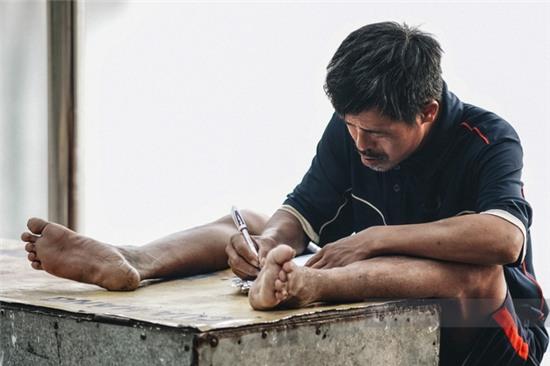 Hà Nội: Người mẹ 86 tuổi một mình bán nước ven hồ Giảng Võ, nuôi con bị bệnh Down - Ảnh 2.