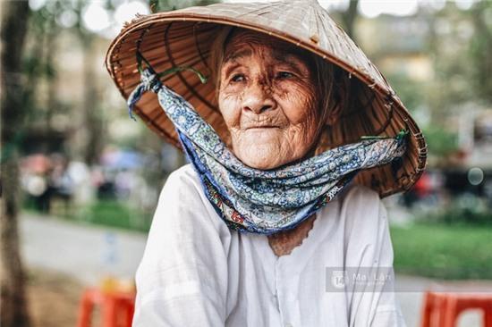 Hà Nội: Người mẹ 86 tuổi một mình bán nước ven hồ Giảng Võ, nuôi con bị bệnh Down - Ảnh 5.