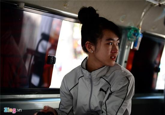 Nu sinh bi cua chan hao huc xuat vien ve nha hinh anh 10