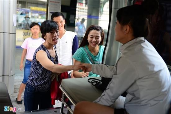 Nu sinh bi cua chan hao huc xuat vien ve nha hinh anh 11