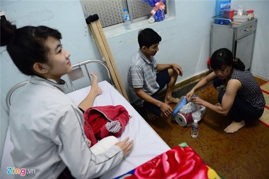 Nu sinh bi cua chan hao huc xuat vien ve nha hinh anh 2