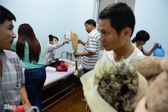 Nu sinh bi cua chan hao huc xuat vien ve nha hinh anh 3