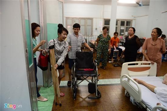 Nu sinh bi cua chan hao huc xuat vien ve nha hinh anh 7