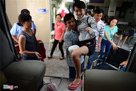 Nu sinh bi cua chan hao huc xuat vien ve nha hinh anh 9