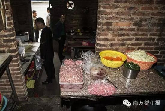 Thực phẩm bày la liệt trên bàn, nhìn rất mất vệ sinh.