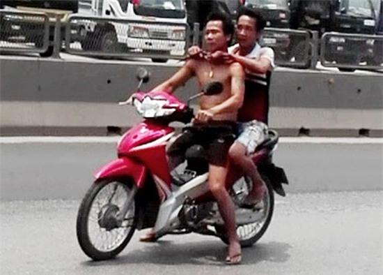 30 canh sat truy duoi ke gi dao khong che con tin hinh anh 1