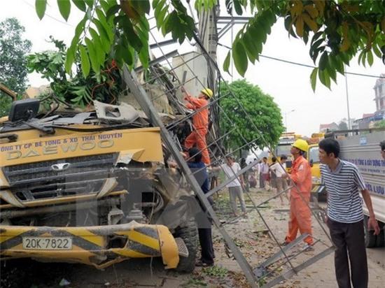 Xe bêtông đâm trạm biến áp, hơn 300 hộ dân mất điện - Ảnh 1.