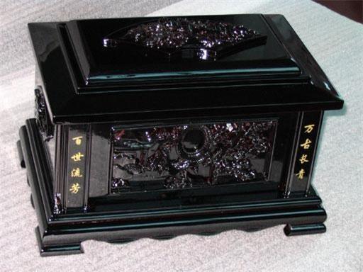 Hộp đựng tro cốt người chết.