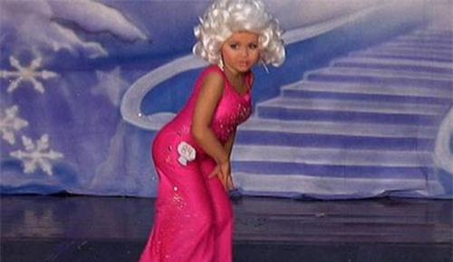 ep con gai tiem botox, nhuom da de thi hoa hau nhi - 13