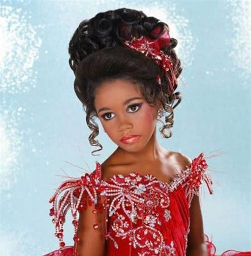 ep con gai tiem botox, nhuom da de thi hoa hau nhi - 7