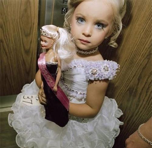 ep con gai tiem botox, nhuom da de thi hoa hau nhi - 8