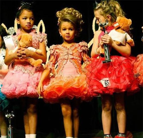 ep con gai tiem botox, nhuom da de thi hoa hau nhi - 9