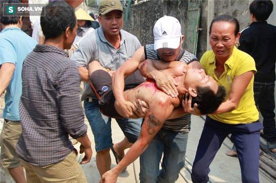 Lúc được giải cứu, vì sợ hãi và mệt cộng với vết thương ở cổ, anh Quảng ngất xỉu và được mọi người đưa đi cấp cứu.