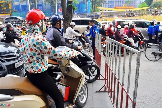 Un tac keo dai, bao ve dung rao chan xe di tren via he hinh anh 3