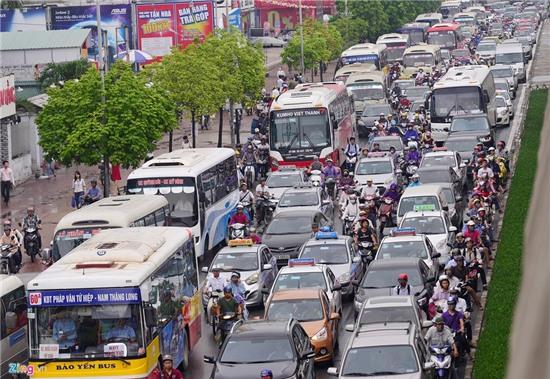 Un tac keo dai, bao ve dung rao chan xe di tren via he hinh anh 11