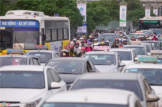 Un tac keo dai, bao ve dung rao chan xe di tren via he hinh anh 9