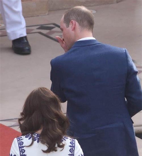 William ngoảnh mặt lau vội nước mắt sau khi chụp ảnh với vợ trước đền Taj Mahal. Ảnh:&nbsp;Coleman-Rayner