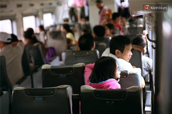 Người Sài Gòn nô nức trải nghiệm chuyến tàu ngoại ô đầu tiên chỉ với giá 10.000 đồng - Ảnh 12.