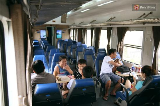 Người Sài Gòn nô nức trải nghiệm chuyến tàu ngoại ô đầu tiên chỉ với giá 10.000 đồng - Ảnh 10.