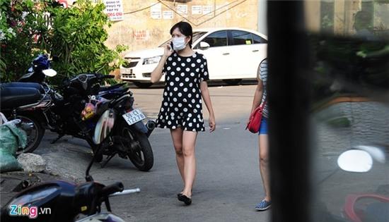 Ba xa Ly Hai bung bau 5 thang don con di hoc hinh anh 1