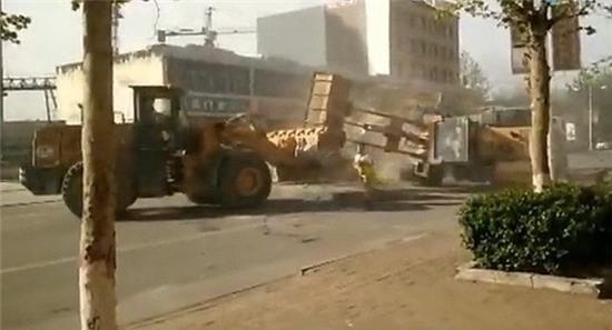 tq: dung may xuc choang nhau du doi de tranh dia ban hinh anh 1