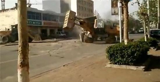 tq: dung may xuc choang nhau du doi de tranh dia ban hinh anh 2