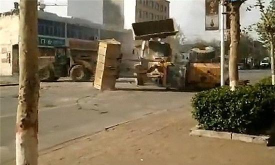 tq: dung may xuc choang nhau du doi de tranh dia ban hinh anh 3