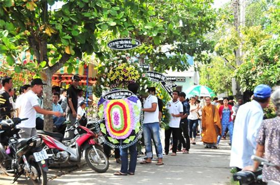 nguoi-me-nghen-ngao-tien-hau-ve-phuoc-tho-ve-voi-dat